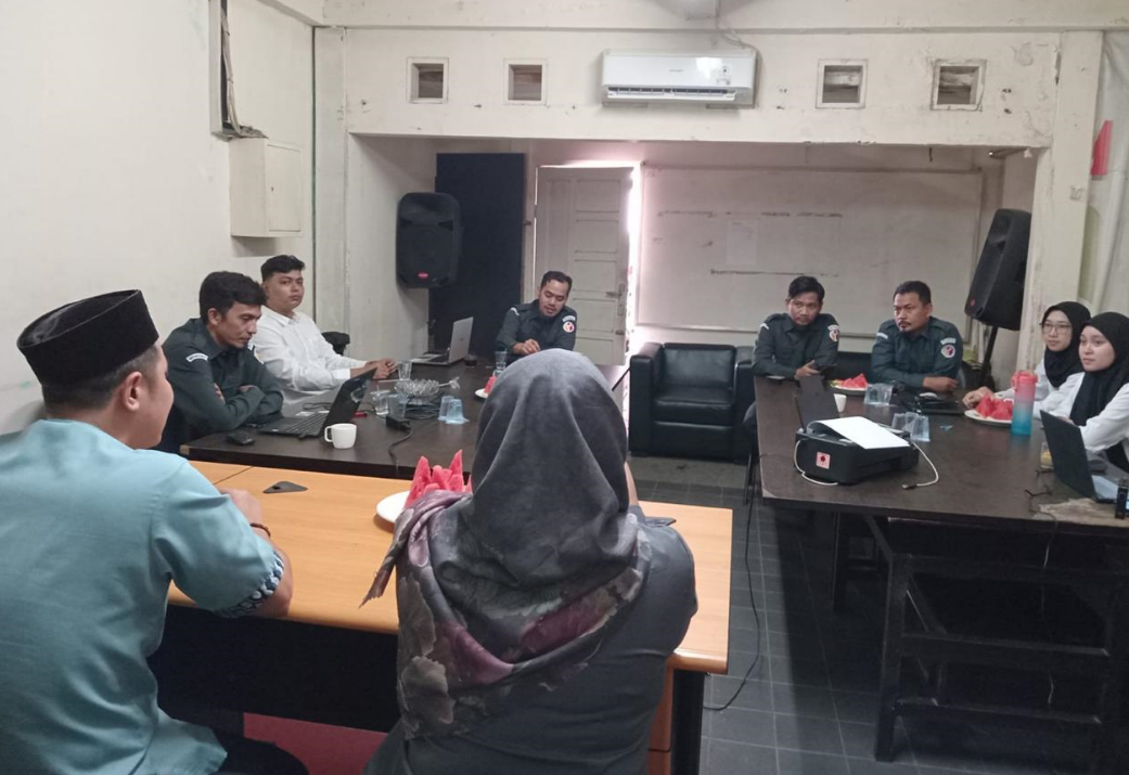 Ketua Bawaslu Kota Tangerang Beserta Jajaran Kesekretariatan Bawaslu Kota Tangerang Sambut 3 CPNS Baru di Kantor Bawaslu Kota Tangerang