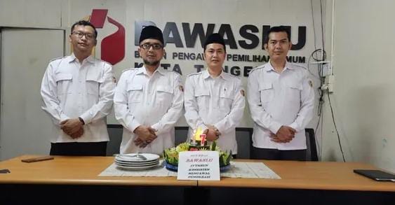 Ketua dan Anggota Bawaslu Saat Memperingati Ulang Tahun Bawaslu Republik Indonesia ke-17 Tahun