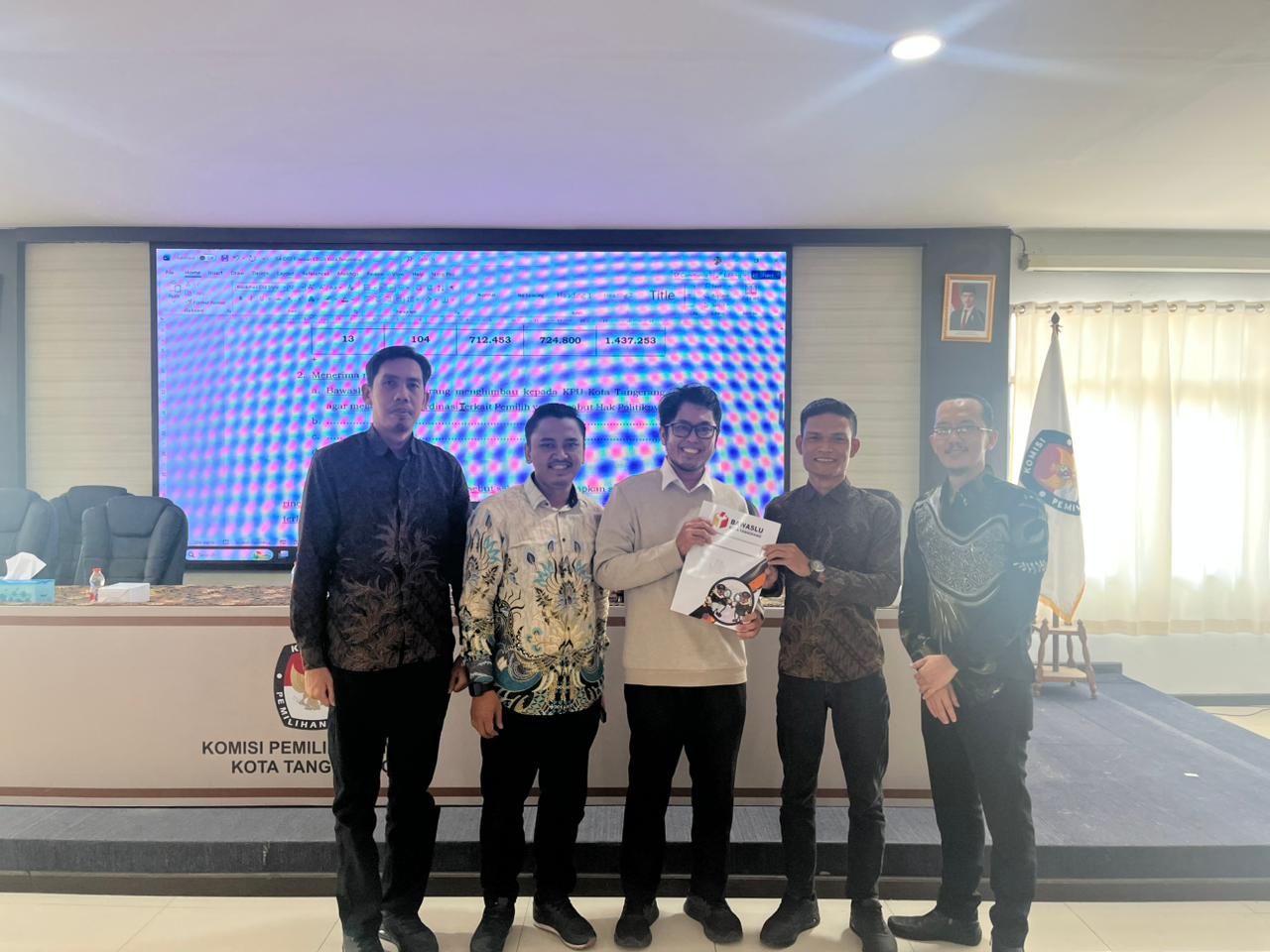 Koordinator Divisi Pencegahan, Parmas, dan Humas Bawaslu Kota Tangerang Saat Menyerahkan Surat Imbauan Kepada KPU Kota Tangerang 
