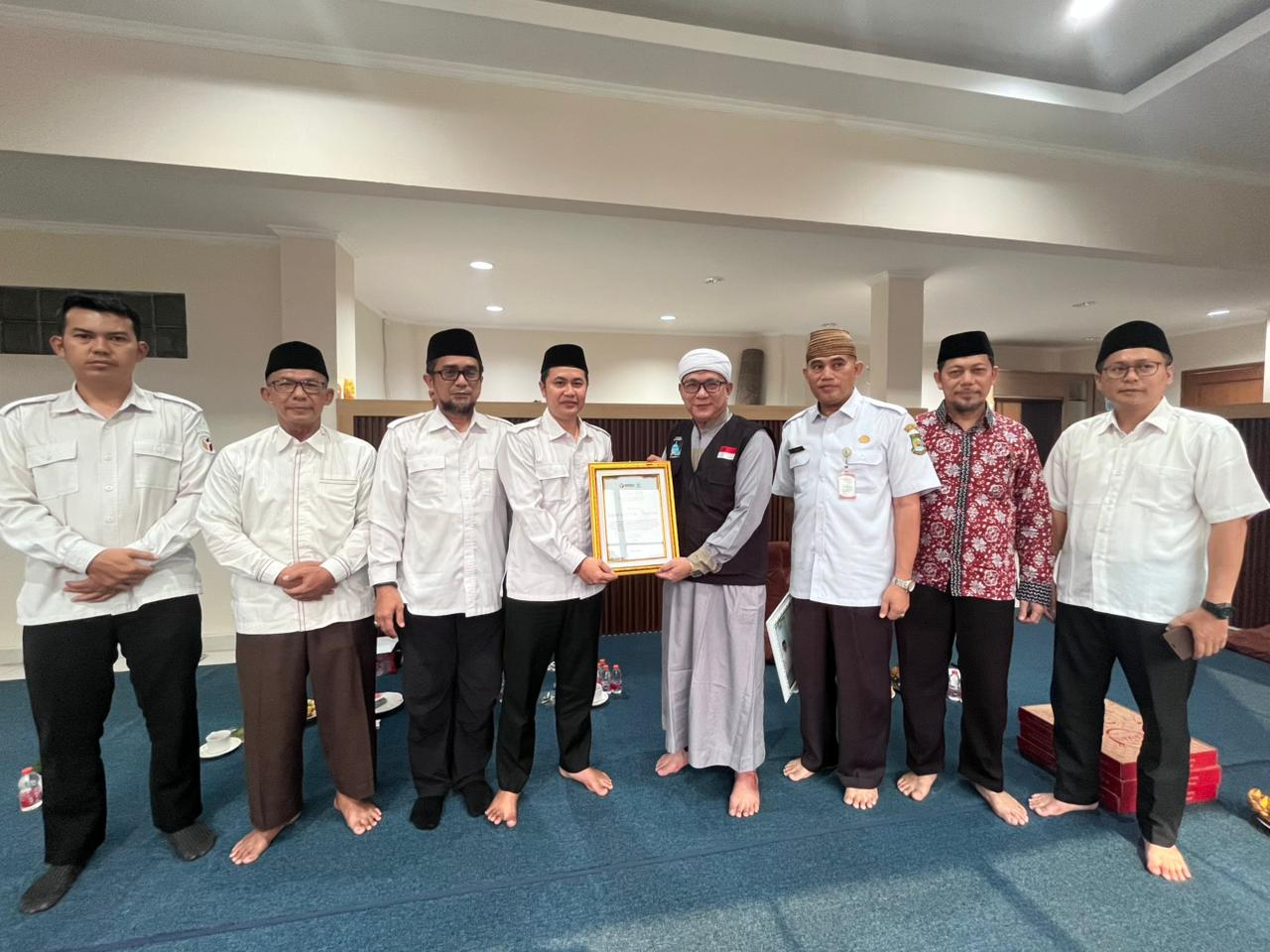 Pimpinan Bawaslu Kota Tangerang Menyerahkan Sertifikat Penghargaan Konsolidasi Demokrasi kepada DKM Kota Tangerang