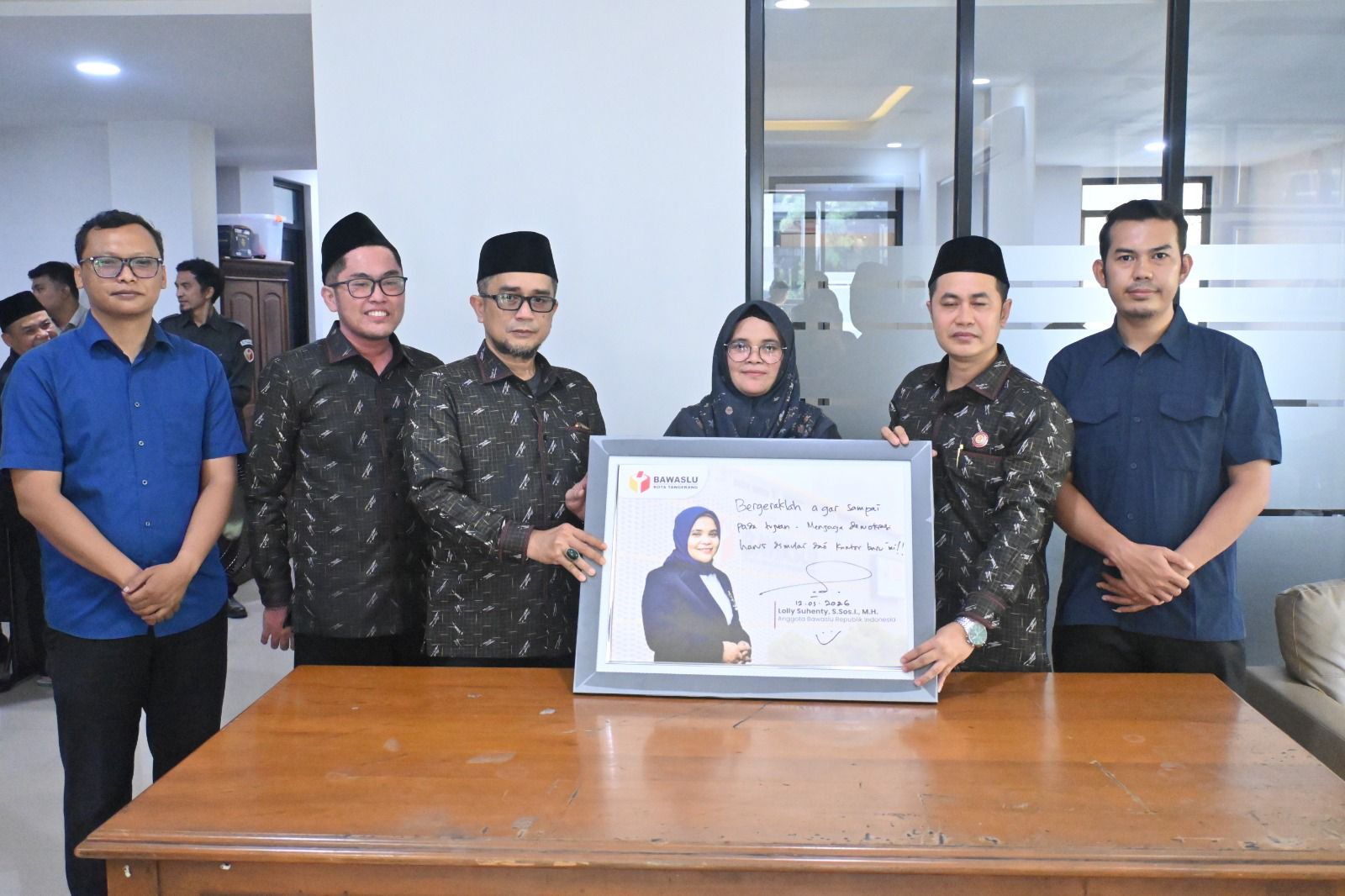 Anggota Bawaslu RI Lolly Suhenty saat melakukan kunjungan monitoring dan evaluasi di Kantor Bawaslu Kota Tangerang, Selasa (12/5/2026). 
