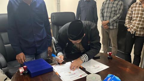 Ketua Bawaslu Kota Tangerang Menandatangani Piagam Kesepahaman