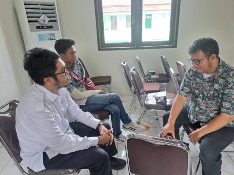Koordinator Divisi P2H Bawaslu Kota Tangerang Berdiskusi Dalam Workshop Integritas Sistem Pendataan Penyandang Disabilitas Pada Kamis, 20 November 2025
