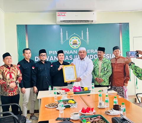 Penyerahan Piagam Penghargaan Kepada DMI Kota Tangerang Oleh Bawaslu Kota Tangerang Dalam Rangka Pelaksanaan Konsolidasi Demokrasi
