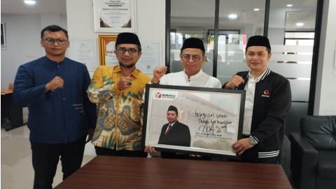 Anggota Bawaslu RI, Puadi (tengah) menuliskan poster untuk memotivasi jajaran Bawaslu Kota Tangerang, Jum’at (14/8/2026).