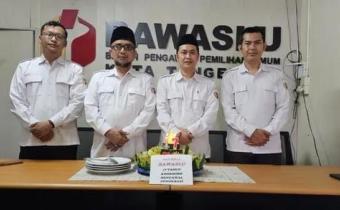 Ketua dan Anggota Bawaslu Saat Memperingati Ulang Tahun Bawaslu Republik Indonesia ke-17 Tahun