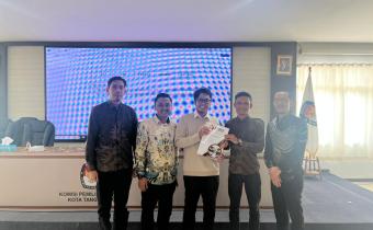 Koordinator Divisi Pencegahan, Parmas, dan Humas Bawaslu Kota Tangerang Saat Menyerahkan Surat Imbauan Kepada KPU Kota Tangerang 