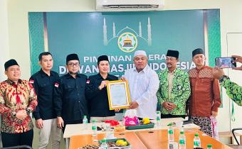 Penyerahan Piagam Penghargaan Kepada DMI Kota Tangerang Oleh Bawaslu Kota Tangerang Dalam Rangka Pelaksanaan Konsolidasi Demokrasi