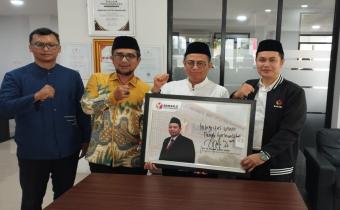 Anggota Bawaslu RI, Puadi (tengah) menuliskan poster untuk memotivasi jajaran Bawaslu Kota Tangerang, Jum’at (14/8/2026).